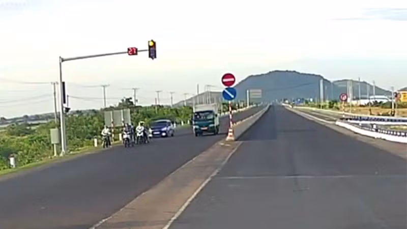 Thời điểm nhiều xe máy đang dừng đèn đỏ tại Km1604 Quốc lộ 1A, nút giao Quốc lộ 1A vào đường dẫn cao tốc Vĩnh Hảo-Phan Thiết thuộc địa bàn xã Vĩnh Hảo, huyện Tuy Phong, Bình Thuận