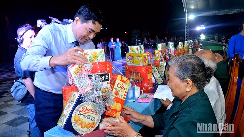 Đại diện lãnh đạo Tỉnh ủy Bình Thuận trao quà cho gia đình chính sách huyện Hàm Thuận Bắc (Ảnh: Đình Châu)