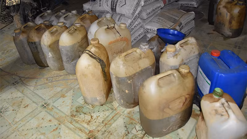 Nhiều can nhựa chứa hóa chất độc hại (xyanua) để phân tách kim loại nặng bị thu giữ tại hiện trường.