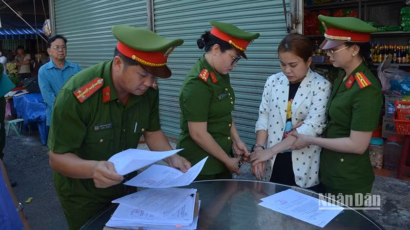 Cơ quan Cảnh sát điều tra Công an thành phố Phan Thiết thực hiện Lệnh bắt tạm giam Ngô Thị Loan Chi về tội “Lừa đảo chiếm đoạt tài sản”. Cơ quan Cảnh sát điều tra Công an thành phố Phan Thiết thực hiện Lệnh bắt tạm giam Ngô Thị Loan Chi về tội “Lừa đảo chiếm đoạt tài sản”.