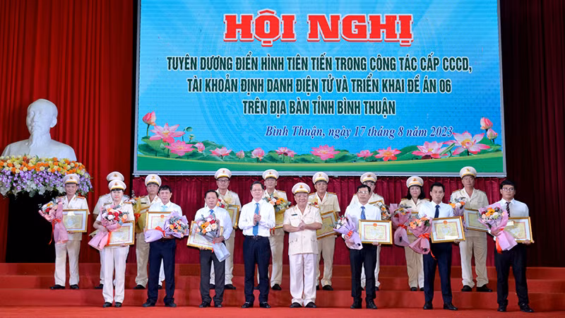 Các tập thể, cá nhân có thành tích xuất sắc trong công tác cấp căn cước công dân, tài khoản định danh điện tử và thực hiện Đề án 06 được Chủ tịch Ủy ban nhân dân tỉnh Bình Thuận tặng Bằng khen.