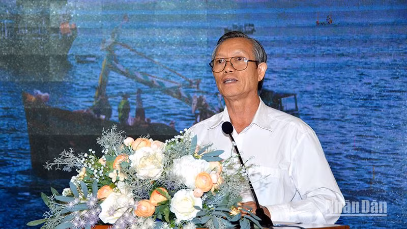 Phó Chủ tịch Ủy ban nhân dân tỉnh Bình Thuận Phan Văn Đăng phát biểu tại chương trình “Cùng ngư dân thắp sáng đèn trên biển”.