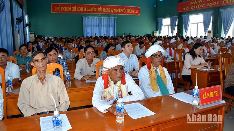 Nhân dân các địa phương trên địa bàn huyện Hàm Thuận Bắc tham dự buổi đối thoại với Bí thư Tỉnh ủy, Chủ tịch Ủy ban nhân dân tỉnh Bình Thuận.