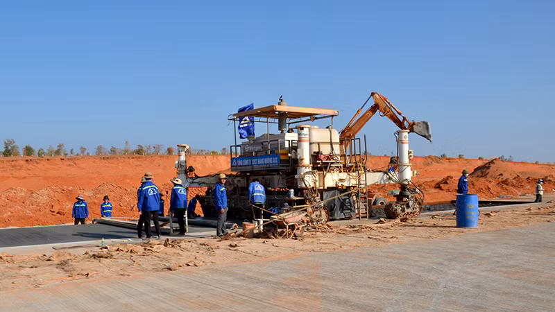 Các nhà thầu thi công đường băng sân bay Phan Thiết.