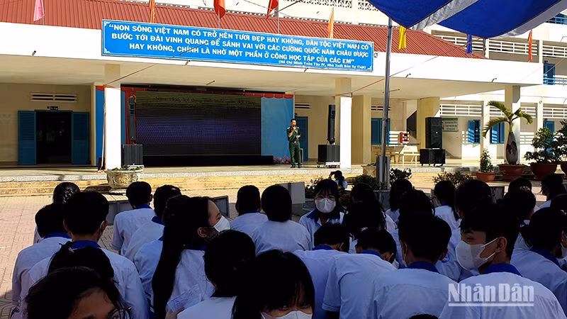 Báo cáo viên Bộ Chỉ huy Bộ đội Biên phòng tỉnh cung cấp cho giáo viên học sinh những thông tin liên quan đến biển, đảo Việt Nam.