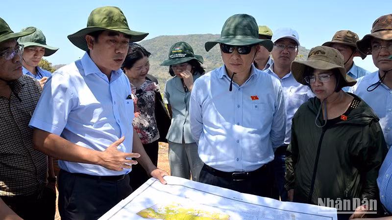 Đoàn công tác Ủy ban Khoa học, Công nghệ và Môi trường Quốc hội do Chủ nhiệm Ủy ban Lê Quang Huy (đeo kính đen) khảo sát thực tế vị trí trồng rừng thay thế tại Khu bảo tồn thiên nhiên Tà Kóu, huyện Hàm Thuận Nam.