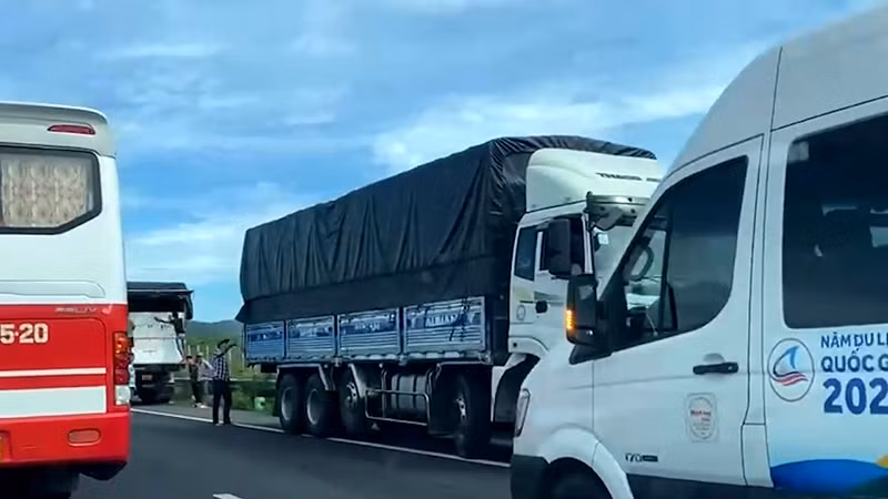 Hai xe tải đỗ trên cao tốc Phan Thiết-Dầu Giây để bốc dỡ hàng hóa gây nguy hiểm cho các xe ô-tô lưu thông qua vị trí này.