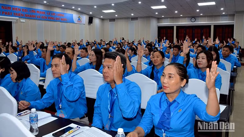 Các đại biểu biểu quyết thông qua các chỉ tiêu, nhiệm vụ của Công đoàn tỉnh Bình Thuận trong nhiệm kỳ mới.