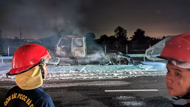 Đầu xe kéo bị cháy rụi hoàn toàn.