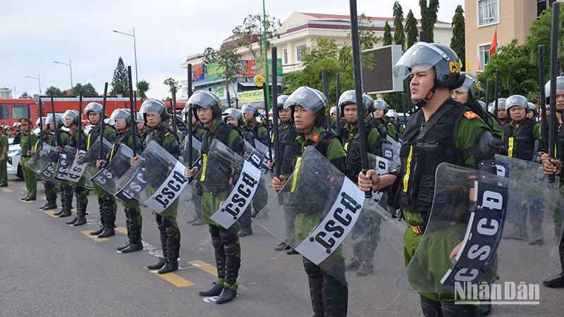 Các lực lượng Công an tỉnh Bình Thuận tại Lễ ra quân tấn công, trấn áp các loại tội phạm. (Ảnh: Đình Châu)