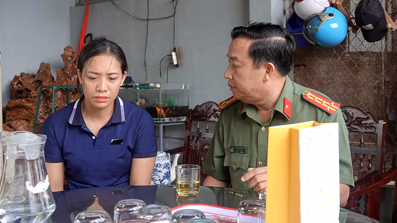 Đại tá Trần Văn Mười, Phó Giám đốc Công an tỉnh Bình Thuận thăm hỏi, chia buồn và động viên thân nhân Liệt sĩ Hoàng Trung, cán bộ công an xã Ea Ktur. (Ảnh: Công an Bình Thuận)