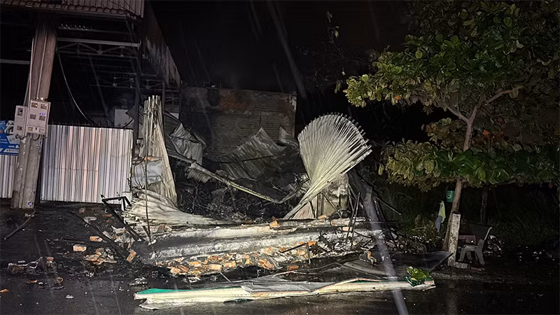 Đám cháy thiêu rụi căn nhà, làm đổ sập mái tôn.