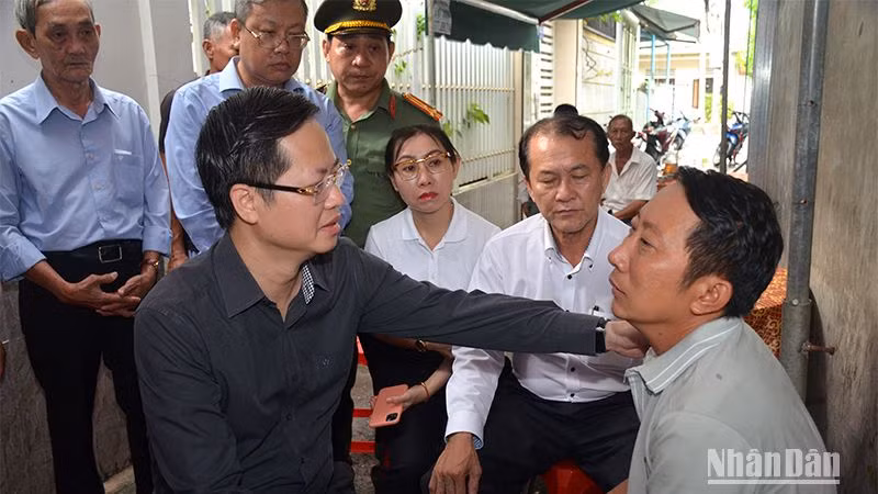 Chủ tịch UBND tỉnh Bình Thuận Đoàn Anh Dũng tới nhà chia sẻ nỗi đau mất mát với anh Tạ Văn Hưng (ngoài cùng bên phải) có vợ và 2 con bị mất trong vụ cháy nhà vào đêm 31/8. Chủ tịch UBND tỉnh Bình Thuận Đoàn Anh Dũng tới nhà chia sẻ nỗi đau mất mát với anh Tạ Văn Hưng (ngoài cùng bên phải) có vợ và 2 con bị mất trong vụ cháy nhà vào đêm 31/8.