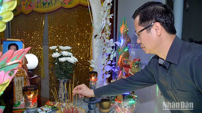 Chủ tịch UBND tỉnh Bình Thuận Đoàn Anh Dũng thắp hương viếng anh Nguyễn Hữu Đốn, người có hành động dũng cảm quên mình cứu người, cứu tài sản của nhân dân bị điện giật tử vong. Chủ tịch UBND tỉnh Bình Thuận Đoàn Anh Dũng thắp hương viếng anh Nguyễn Hữu Đốn, người có hành động dũng cảm quên mình cứu người, cứu tài sản của nhân dân bị điện giật tử vong.