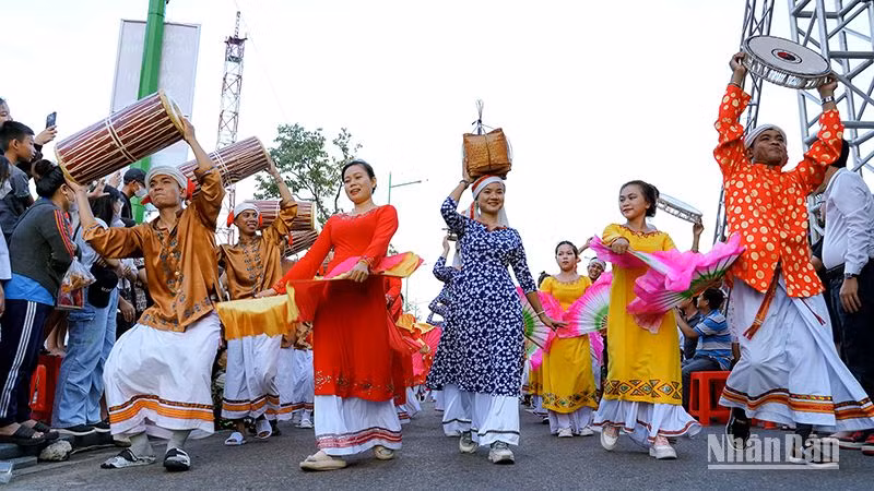 Các diễn viên, nghệ sĩ biểu diễn trên đường phố những điệu múa và nhạc cụ truyền thống của đồng bào người Chăm trong lễ hội Katê và Ramưwan.