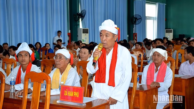 Sư cả Thông Minh Toàn, đại diện bà con nhân dân xã Hàm Phú nêu kiến nghị với lãnh đạo tỉnh tại buổi đối thoại.