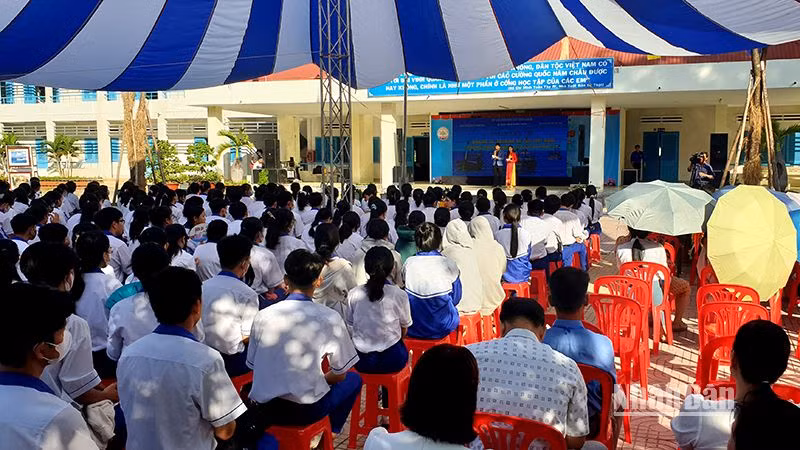 Gần 2.500 học sinh các trường Trung học phổ thông trên địa bàn huyện Hàm Thuận Nam, tỉnh Bình Thuận tham dự Triển lãm số “Hoàng Sa, Trường Sa của Việt Nam-Những bằng chứng lịch sử và pháp lý”.