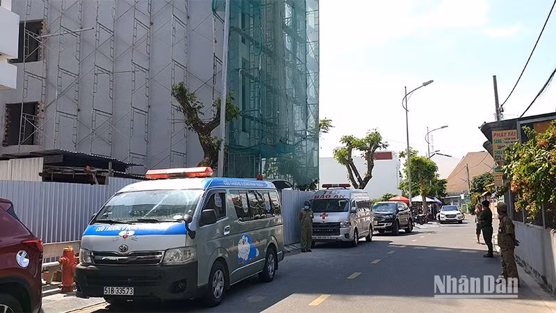 Các lực lượng công an, dân phòng địa phương phong tỏa bảo vệ hiện trường, bảo đảm an ninh trật tự trong khu vực.