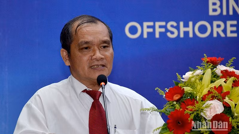 Ông Võ Văn Hòa, Giám đốc Sở Công thương Bình Thuận trình bày tham luận về định hướng phát triển điện gió ngoài khơi của tỉnh Bình Thuận