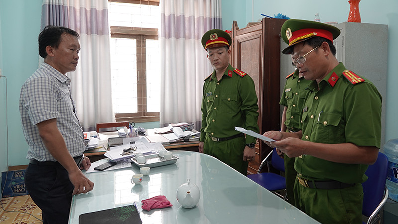 Cơ quan Cảnh sát điều tra Công an huyện Bắc Bình, Bình Thuận đọc Quyết định khởi tố bị can đối với Phùng Thế Văn (bên trái ảnh) (Ảnh: Công an cung cấp)