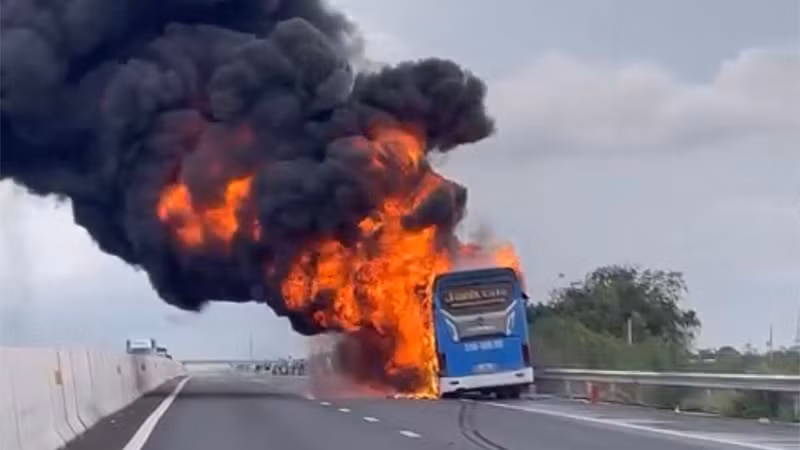 Thời điểm xe khách bốc cháy trên cao tốc Phan Thiết - Dầu Giây