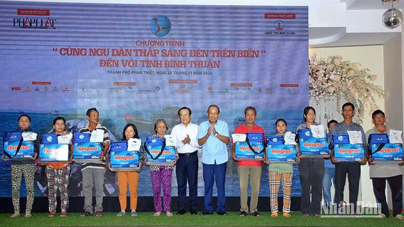 Nguyên Phó Thủ tướng Thường trực Chính phủ Trương Hòa Bình cùng đại diện Báo Pháp Luật Thành phố Hồ Chí Minh trao quà cho các hộ ngư dân trên địa bàn tỉnh Bình Thuận.