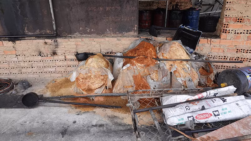 Các hóa chất, phụ gia được sử dụng trong quá trình tái chế nhớt thải thành dầu diesel. (Ảnh: Công an Bình Thuận)