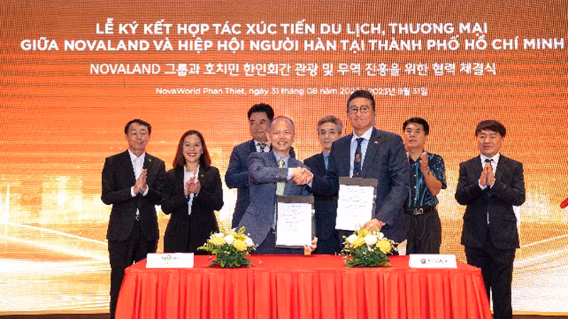 Đại diện Tập đoàn Novaland (bên trái) và Hiệp hội người Hàn Quốc tại Thành phố Hồ Chí Minh ký kết Biên bản ghi nhớ về hợp tác và xúc tiến du lịch, thương mại.