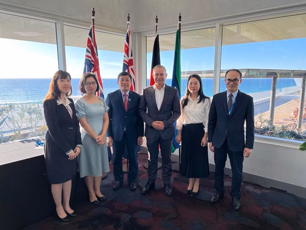 Thứ trưởng Nguyễn Minh Vũ gặp Thủ hiến bang Tây Australia Roger Cook.