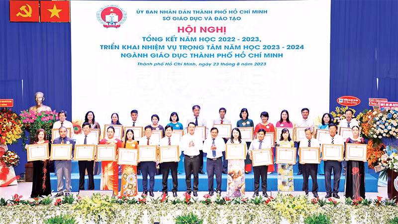 Các đơn vị giáo dục có thành tích xuất sắc trong năm học 2022-2023 nhận bằng khen của Chủ tịch Ủy ban nhân dân Thành phố Hồ Chí Minh. 