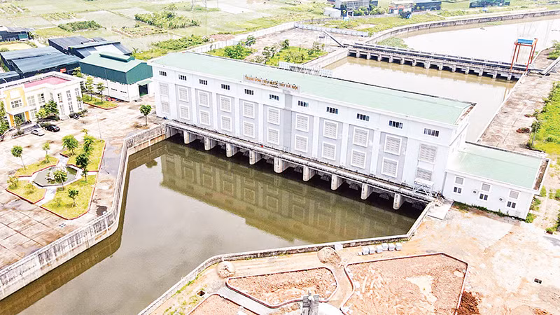 Dự án "Cải thiện hệ thống tiêu nước khu vực phía tây thành phố (Trạm bơm Yên Nghĩa)" khởi công năm 2015, dự kiến hoàn thành vào năm 2021, nhưng đến nay vẫn chưa xong. (Ảnh Lê Ngọc) 