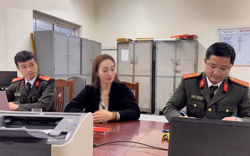 Công an thị xã Kinh Môn (Hải Dương) xử phạt vi phạm hành chính T.T.H - cô đồng bổ cau gây xôn xao dư luận. (Ảnh GIA KHIÊM) 