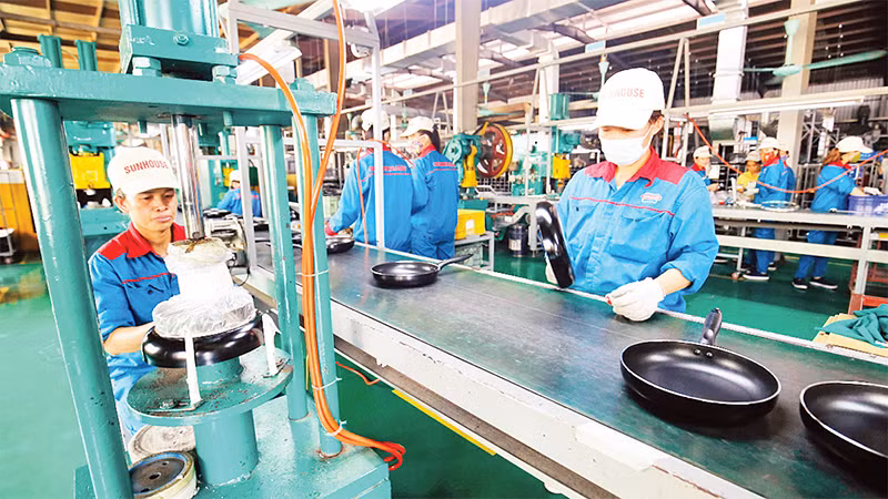 Sản xuất các sản phẩm gia dụng tại nhà máy của Tập đoàn Sunhouse, Khu công nghiệp Ngọc Liệp, huyện Quốc Oai. (Ảnh Ðăng Anh) 