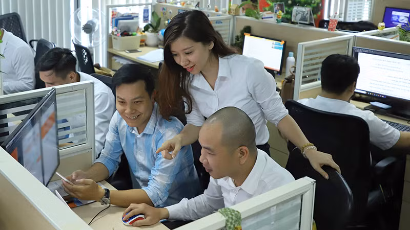 Người tiêu dùng lựa chọn, mua sắm hàng hóa trên các sàn thương mại điện tử. (Ảnh HÀ THU)