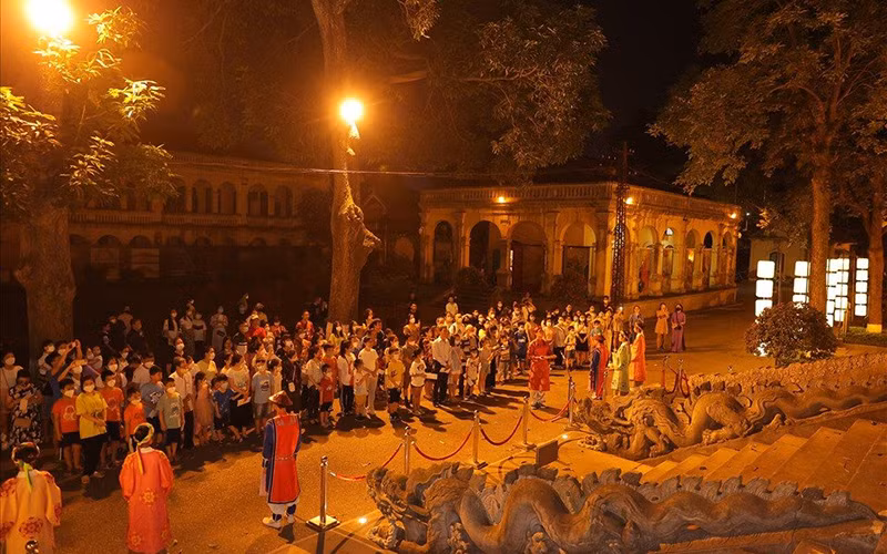 Du khách trải nghiệm tour đêm "Giải mã Hoàng thành Thăng Long". 