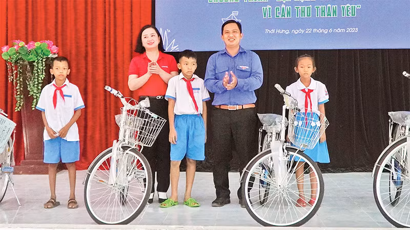 Trao học bổng cho học sinh nghèo, học sinh Khmer xã Thới Ðông, huyện Cờ Ðỏ.