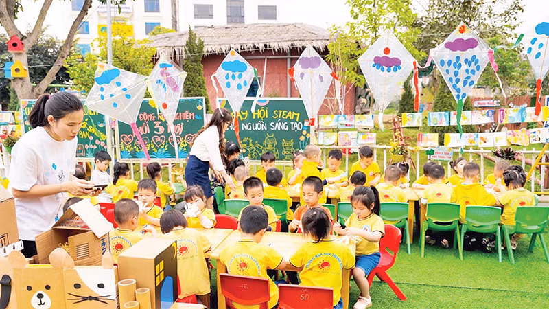 Học sinh Trường mầm non Thanh Bình tham gia các hoạt động trải nghiệm. 