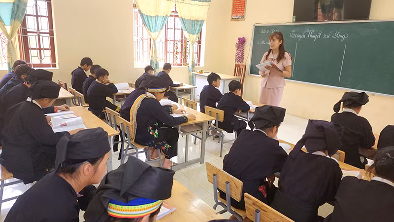 Giờ học tại Trường phổ thông dân tộc bán trú THCS Thiện Hòa, huyện Bình Gia. 