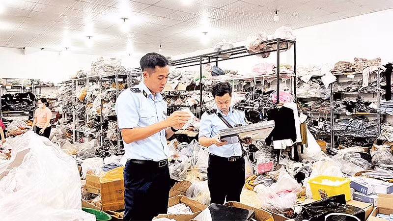 Lực lượng Quản lý thị trường tỉnh Tuyên Quang kiểm tra, phát hiện kho bán hàng giả, hàng lậu thông qua hình thức livestream. (Ảnh QLTT) 