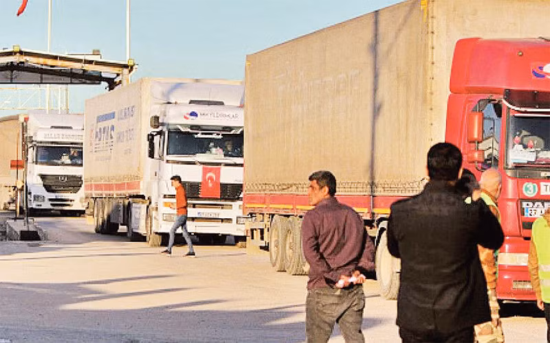 Ðoàn xe chở hàng viện trợ quốc tế vào Syria. (Ảnh GETTY) 