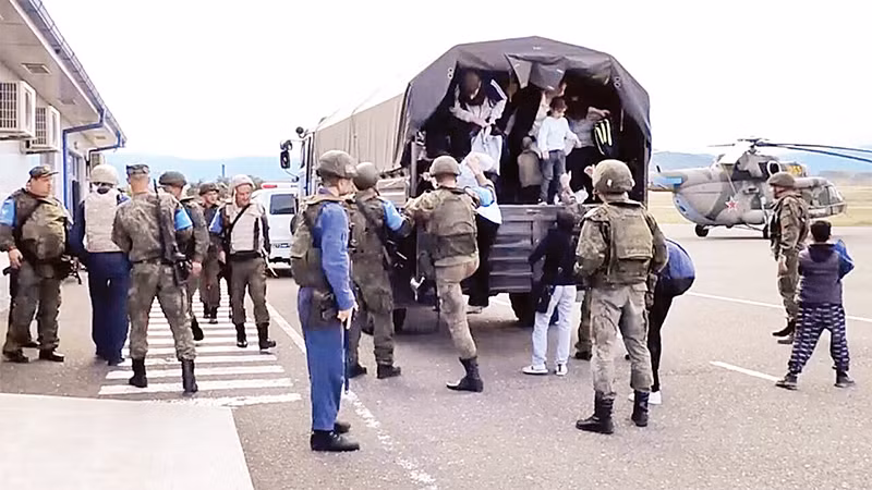 Lực lượng Azerbaijan hỗ trợ sơ tán dân thường. (Ảnh REUTERS) 