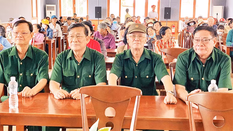 Các cựu chiến binh Tiểu đoàn 180 trong một chuyến thiện nguyện. 