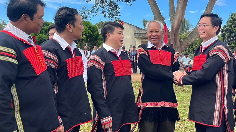 Ðồng chí Nguyễn Ðình Trung (ngoài cùng bên phải) thăm hỏi đồng bào dân tộc thiểu số xã Ea Tiêu, huyện Cư Kuin trong Ngày hội Ðại đoàn kết toàn dân tộc năm 2022. 