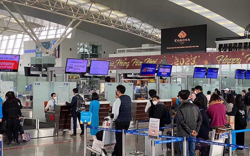 Hành khách mua vé máy bay tại Cảng hàng không quốc tế Nội Bài. 