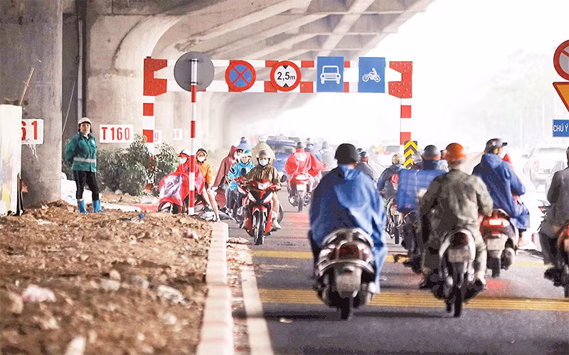 Khi không có lực lượng công an, các phương tiện xếp hàng dài đi ngược chiều trên đường Nguyễn Xiển mở rộng. (Ảnh NGỌC LINH) 