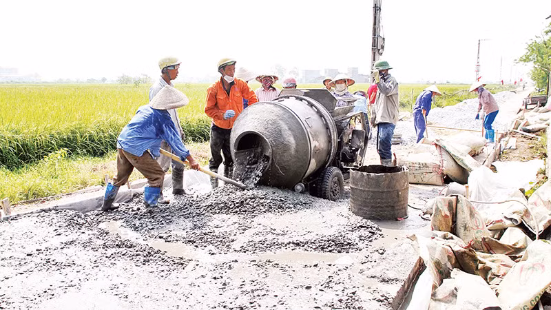 Hơn 80km đường giao thông nông thôn ở xã Bình Ðịnh đều do người dân tự làm, tự giám sát và tự chịu trách nhiệm. 