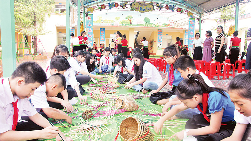Giao lưu giữa học sinh một số trường tại thị xã Nghĩa Lộ, tỉnh Yên Bái. 