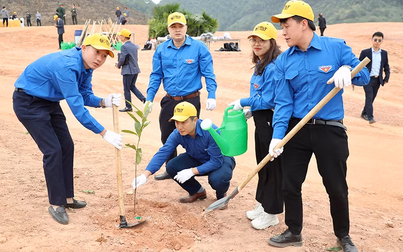 Lễ phát động trồng cây tại sân golf Văn Lang Empire nhận được sự hưởng ứng của đông đảo các tổ chức, đoàn thể và nhân dân địa phương.