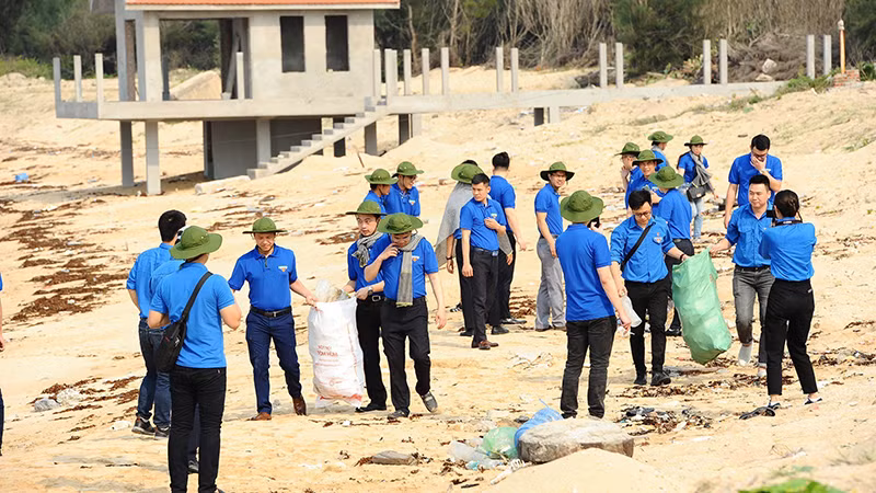 Ðoàn viên, thanh niên Khối các cơ quan Trung ương tham gia làm sạch bãi biển tại huyện đảo Bạch Long Vĩ. 