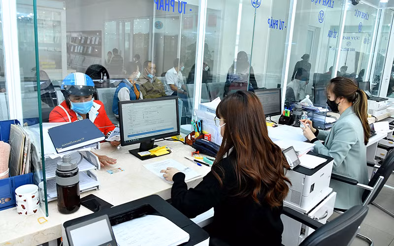 Ứng dụng công nghệ thông tin giải quyết thủ tục hành chính tại Trung tâm phục vụ hành chính công tỉnh Lâm Ðồng. (Ảnh ANH SƠN) 
